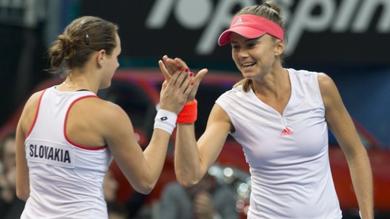 Daniela Hantuchová a vľavo Jana Čepelová (Slovensko) počas rozhodujúcej štvorhry v zápase s Austráliou.