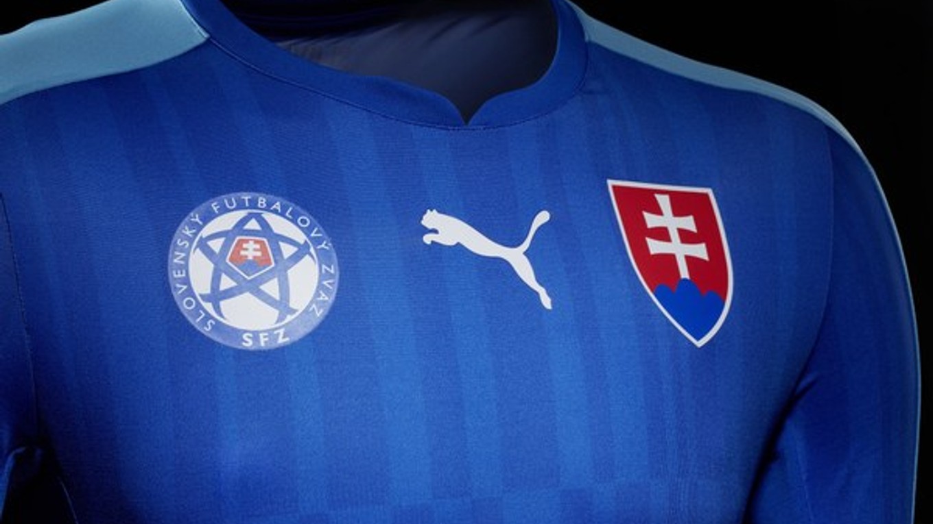 Vonkajšie dresy Slovákov majú modré farby.