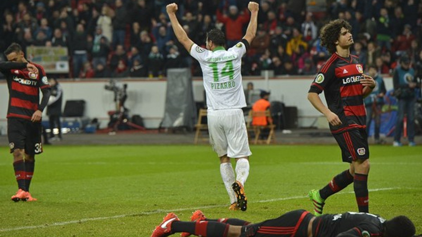 Hráč Werderu Brémy Claudio Pizarro (s číslom 14) sa teší po góle svojho spoluhráča Floriana Grillitscha.