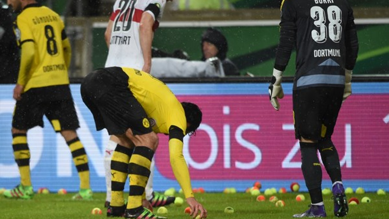 Fanúšikovia Dortmundu pohádzali na trávnik tenisové loptičky.
