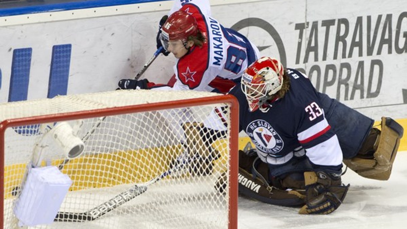 Slovan je jediný tím v KHL, ktorý v základnej časti zdolal CSKA Moskva v dvoch stretnutiach. Na snímke bojuje za bránkou o puk gólman Barry Brust a Igor Makarov.