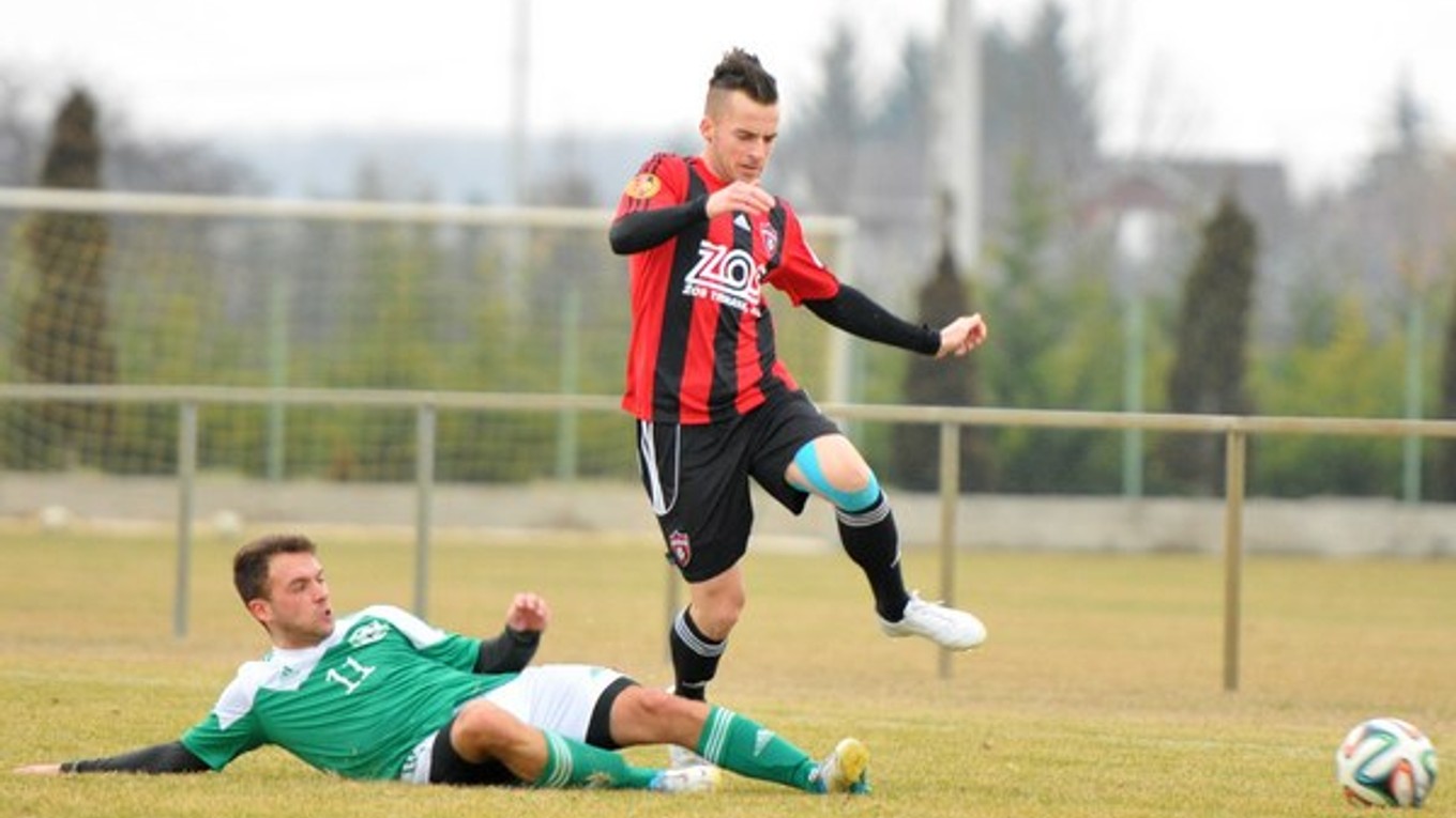 Trnavčan Boris Bališ uniká brániacemu Tomášovi Szollosovi v prípravnom dueli proti Veľkému Mederu.