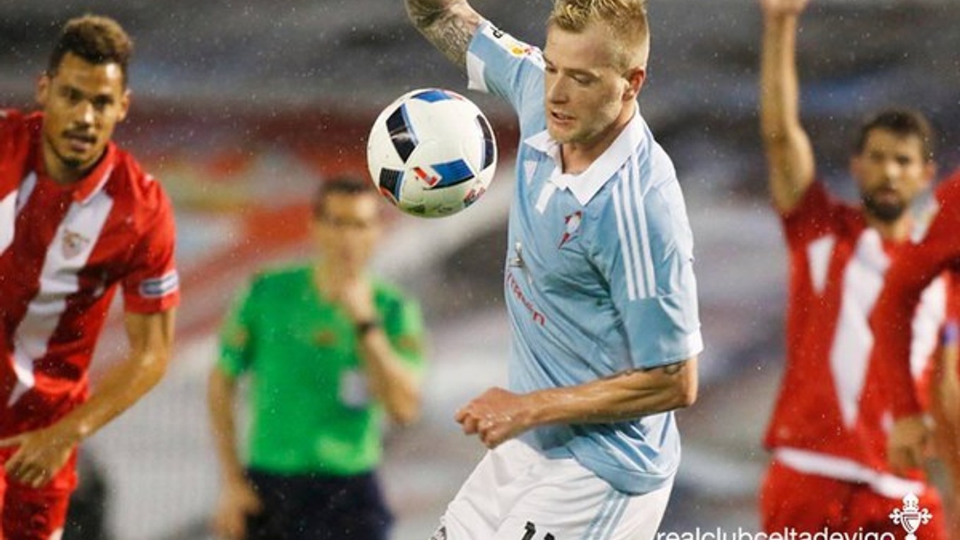 Futbalisti FC Sevilla (červeno-biele dresy) budú mať po postupe cez Celtu Vigo vo finále rozhodne náročnejšieho súpera.