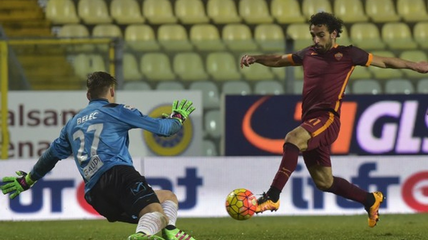 Egypstký internacionál v službách AS Rím Mohammed Salah práve poisťuje tretím gólom výhru Rimanov nad Carpi.