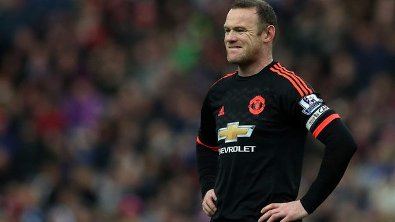 Kapitán Manchestru United Wayne Rooney s beznádejou v tvári iba nehybne stojí po tom, ako Sunderland strelil jeden zo svojich gólov.