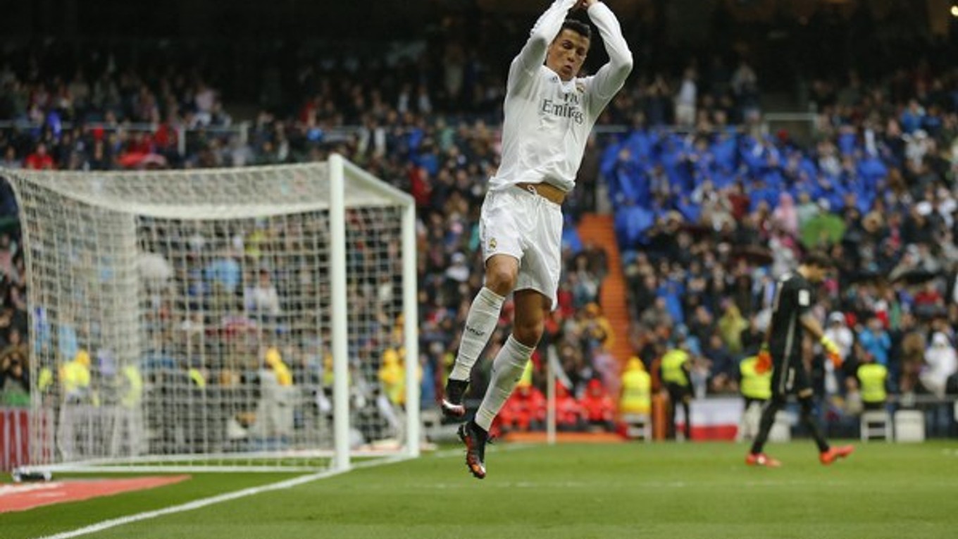 Cristiano Ronaldo tradičným spôsobom oslavuje jeden zo svojich gólov.