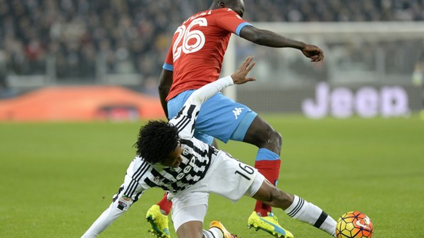 Juan Cuadrado z Juventusu (vľavo) bojuje o loptu s hráčom Neapola Kalidouom Koulibalym.
