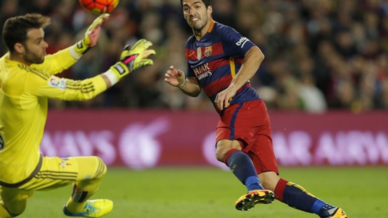 Luis Suárez prekonáva brankára Celty Vigo Sergia Álvareza.