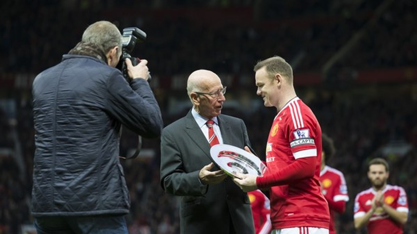 Bobby Charlton a Wayne Rooney, dve veľké postavy Manchestru United.