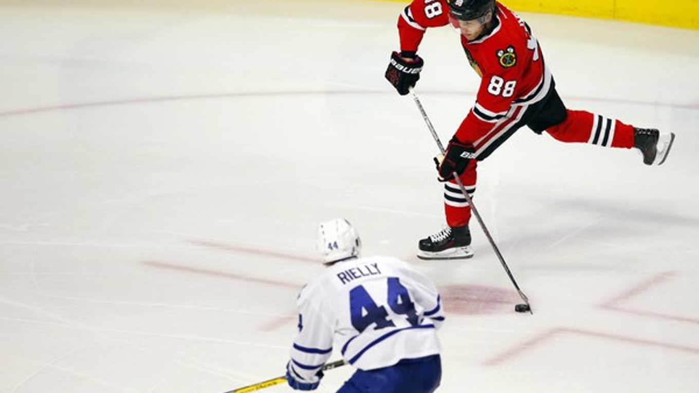 Patrick Kane (vpravo) strieľa gól do siete Toronta Maple Leafs.