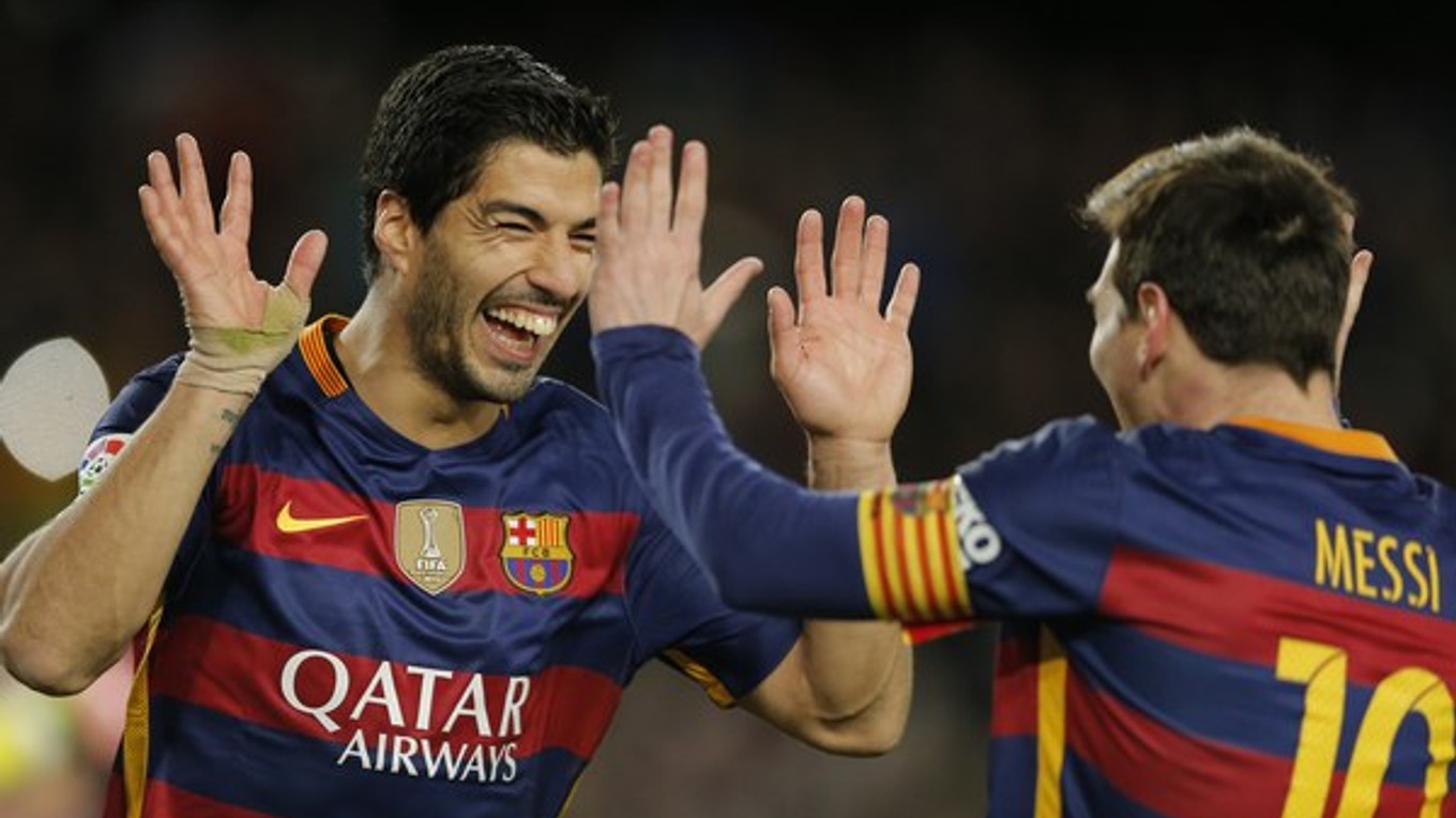 Luis Suárez sa teší z gólu s Messim, ktorý mu loptu prihral pri pokutovom kope.
