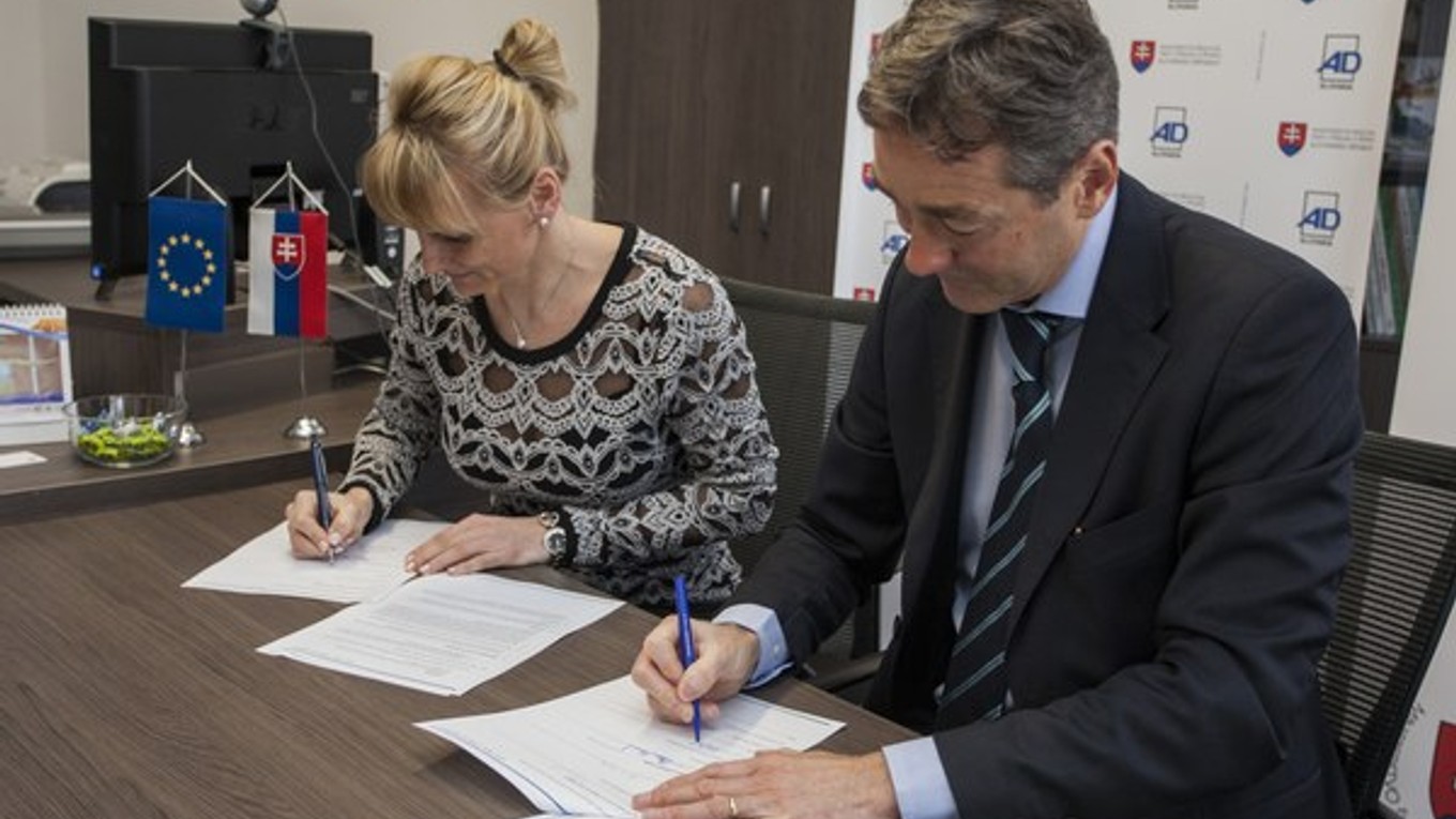 Šéf lekárskej a antidopingovej komisie UEFA Marc Vouillamoz a riaditeľka Slovenskej antidopingovej agentúry Žaneta Csáderová podpísali zmluvu o rozšírenej spolupráci.