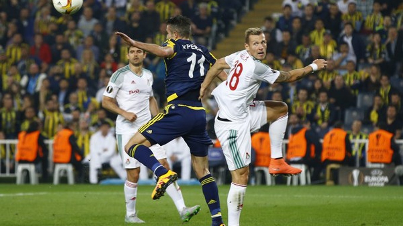 Ján Ďurica v súboji s Holanďanom v službách Fenerbahce Istanbul Robinom vn Persiem.