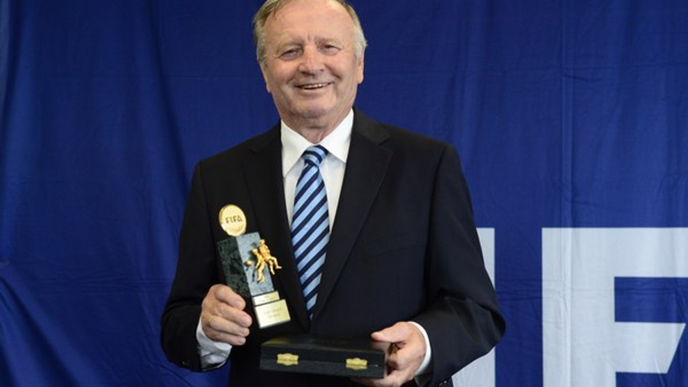 V roku 2014 si Jozef Vengloš prevzal ocenenie od Medzinárodnej futbalovej federácie - Rád za zásluhy (Order of Merit).