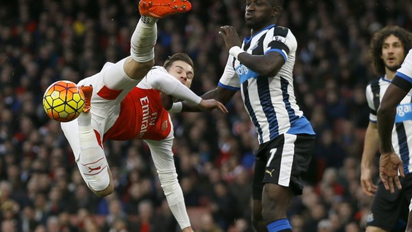 Aaron Ramsey z Arsenalu (vľavo) strieľa v zápase s Newcastle United.