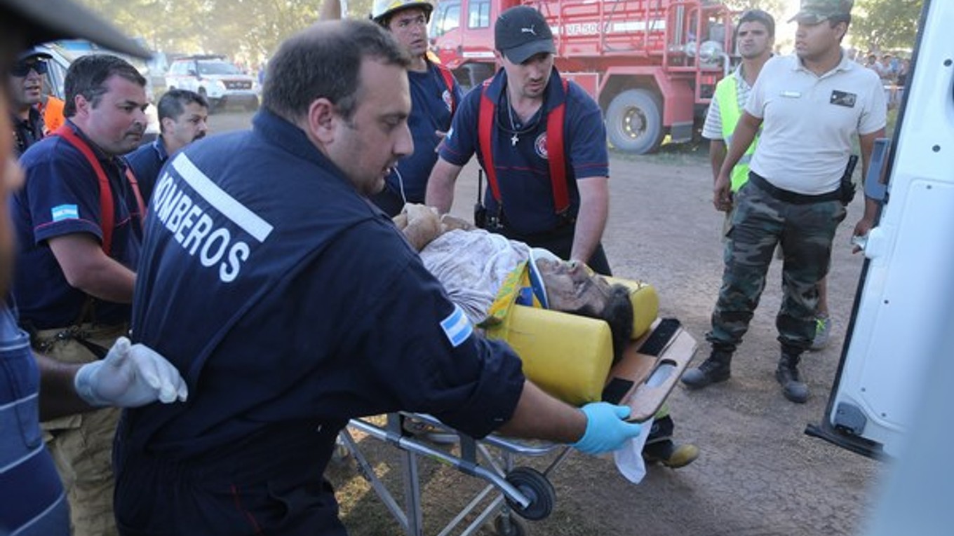 Z trinástich divákov sú traja v kritickom stave, medzi zranenými je aj päť detí.