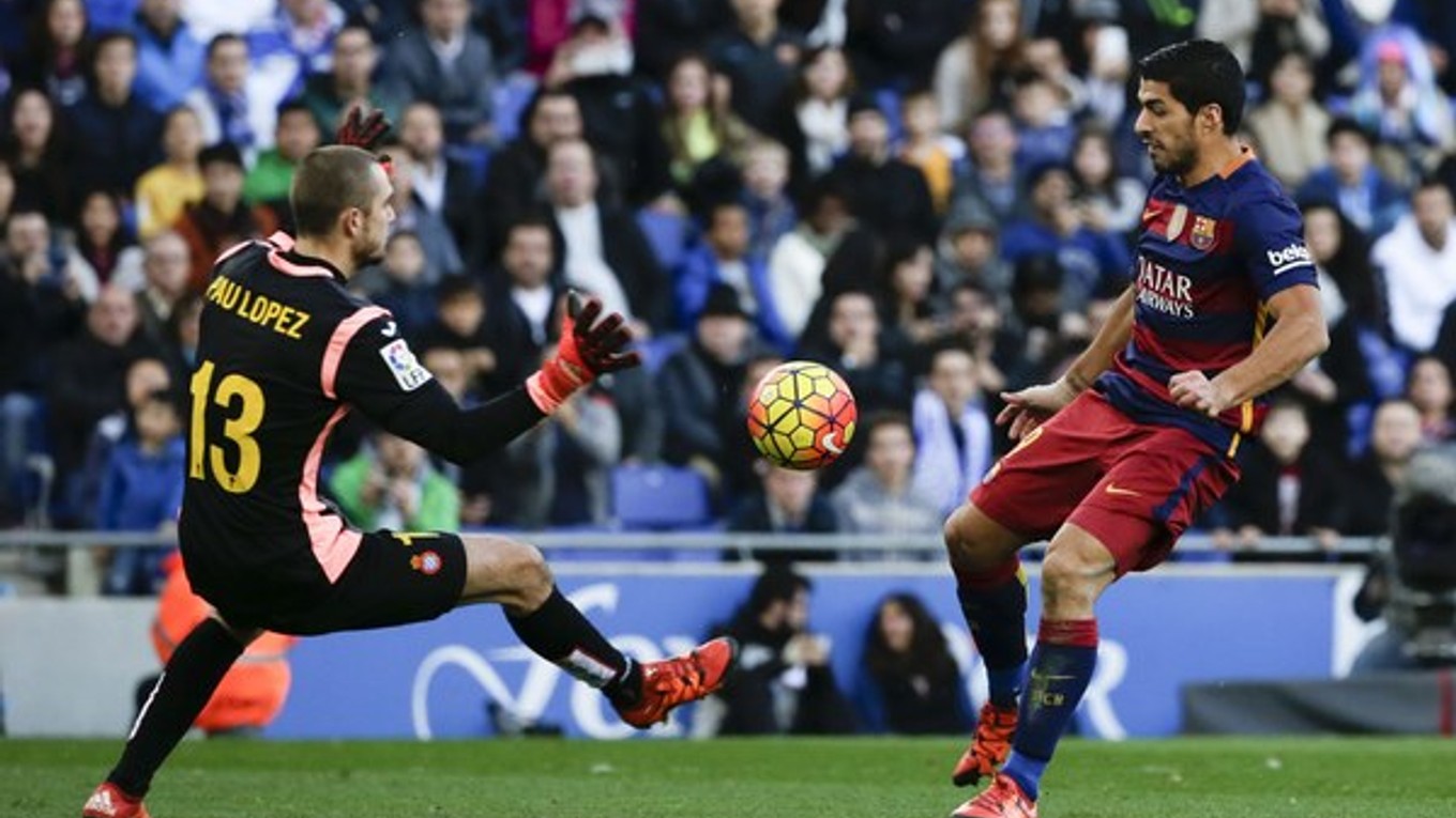 Luis Suárez (vpravo) sa dostáva do veľkej šance pred brankárom Espanyolu Pauom Lopezom.
