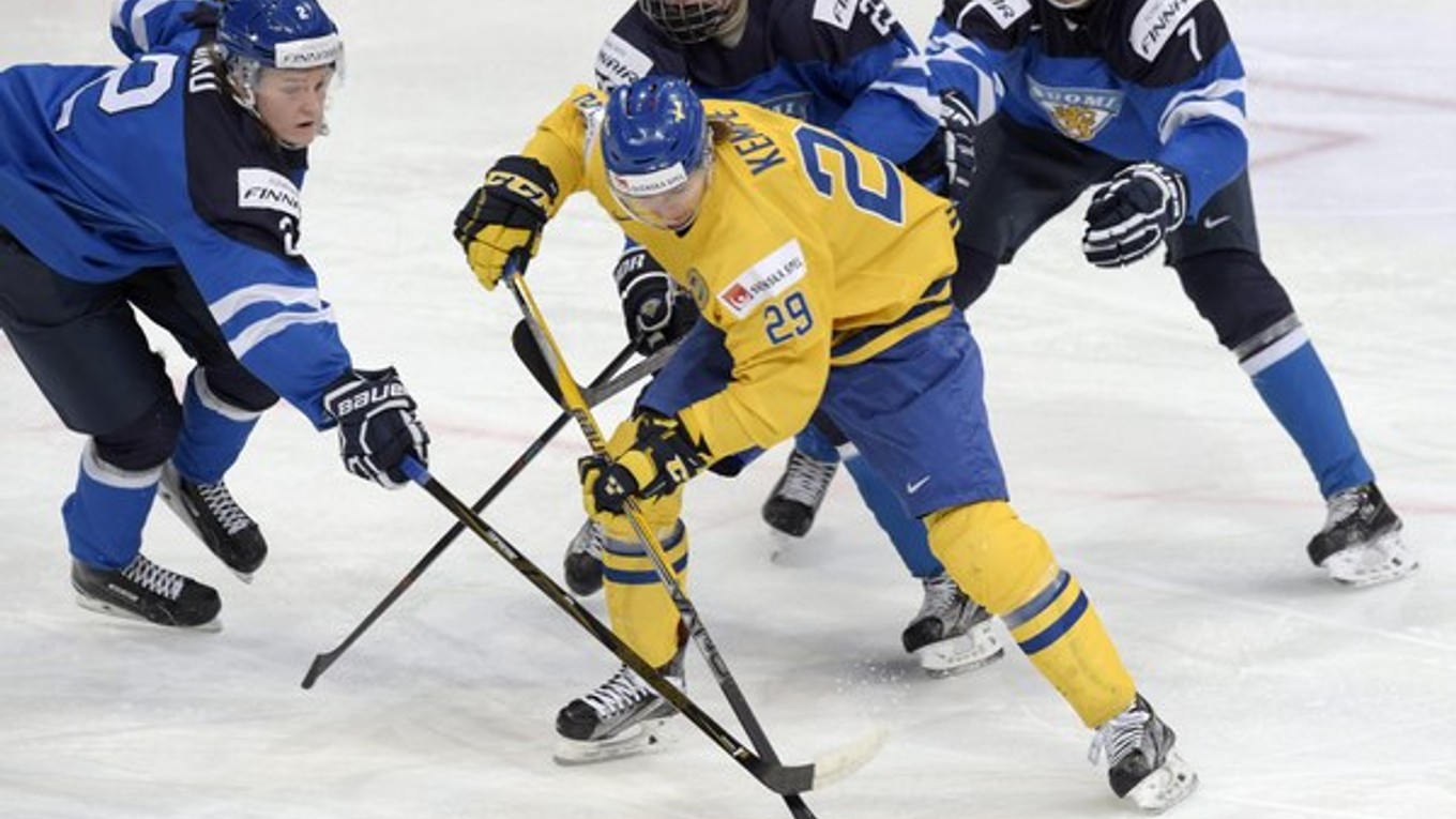 Adrian Kempe zo Švédska v obkľúčení fínskych brániacich hráčov.
