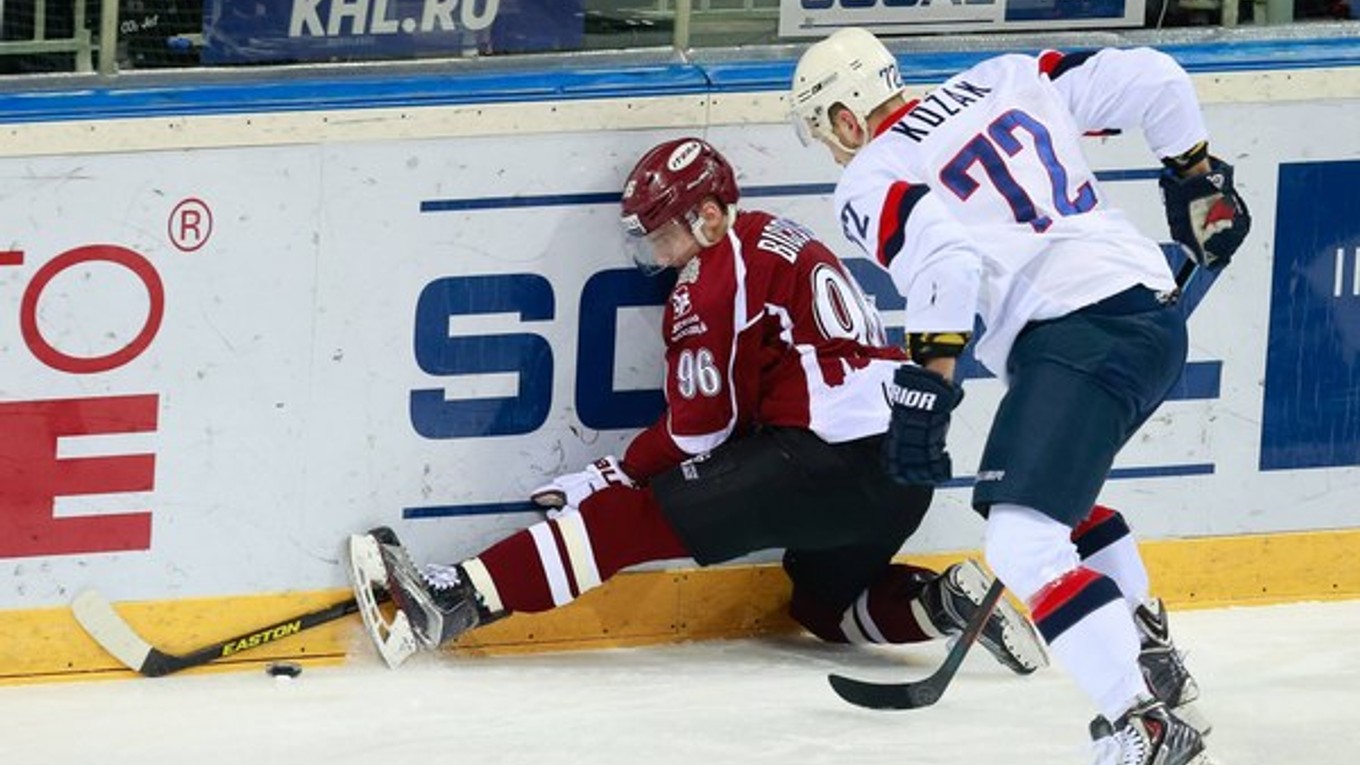 V Riga Arene sa bojovalo o každý centimeter ľadu.