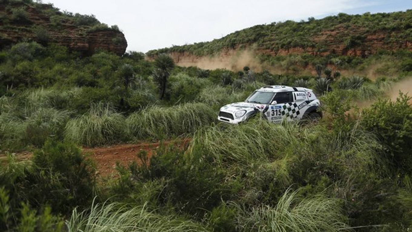 Počasie nedovoľuje pretekárom odjazdiť plnú časť etáp.