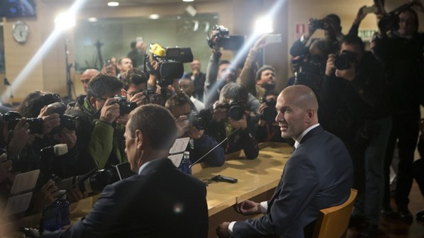 Zinedine Zidane na svojej prvej tlačovej konferencii pritiahol obrovskú pozornosť médií.