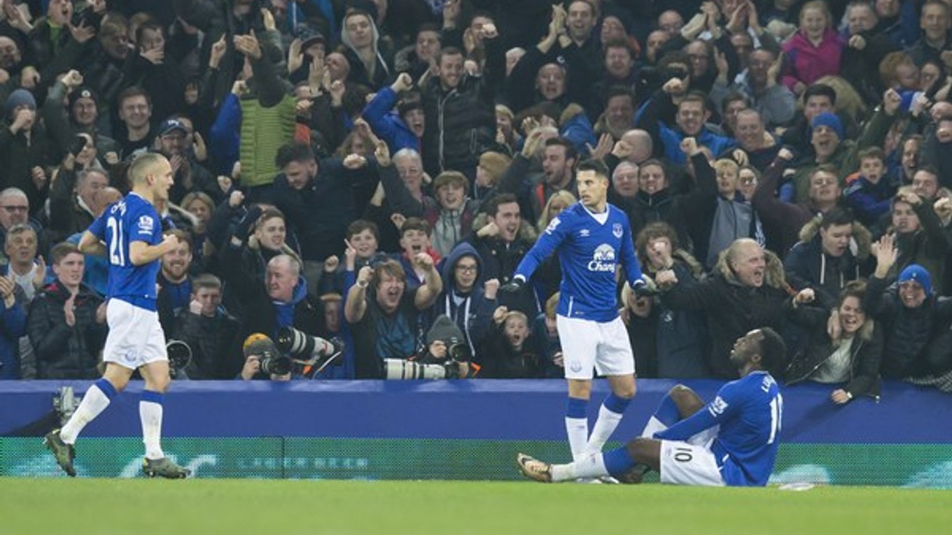 Futbalisti domáceho Evertonu pôjdu  do odvety s jednogólovým náskokom.