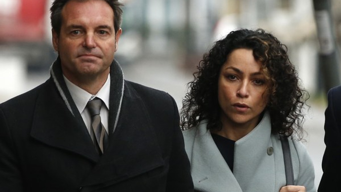 Carneirová prichádza v sprievode manžela na pracovnoprávny tribunál v londýnskej mestskej štvrti Croyden.