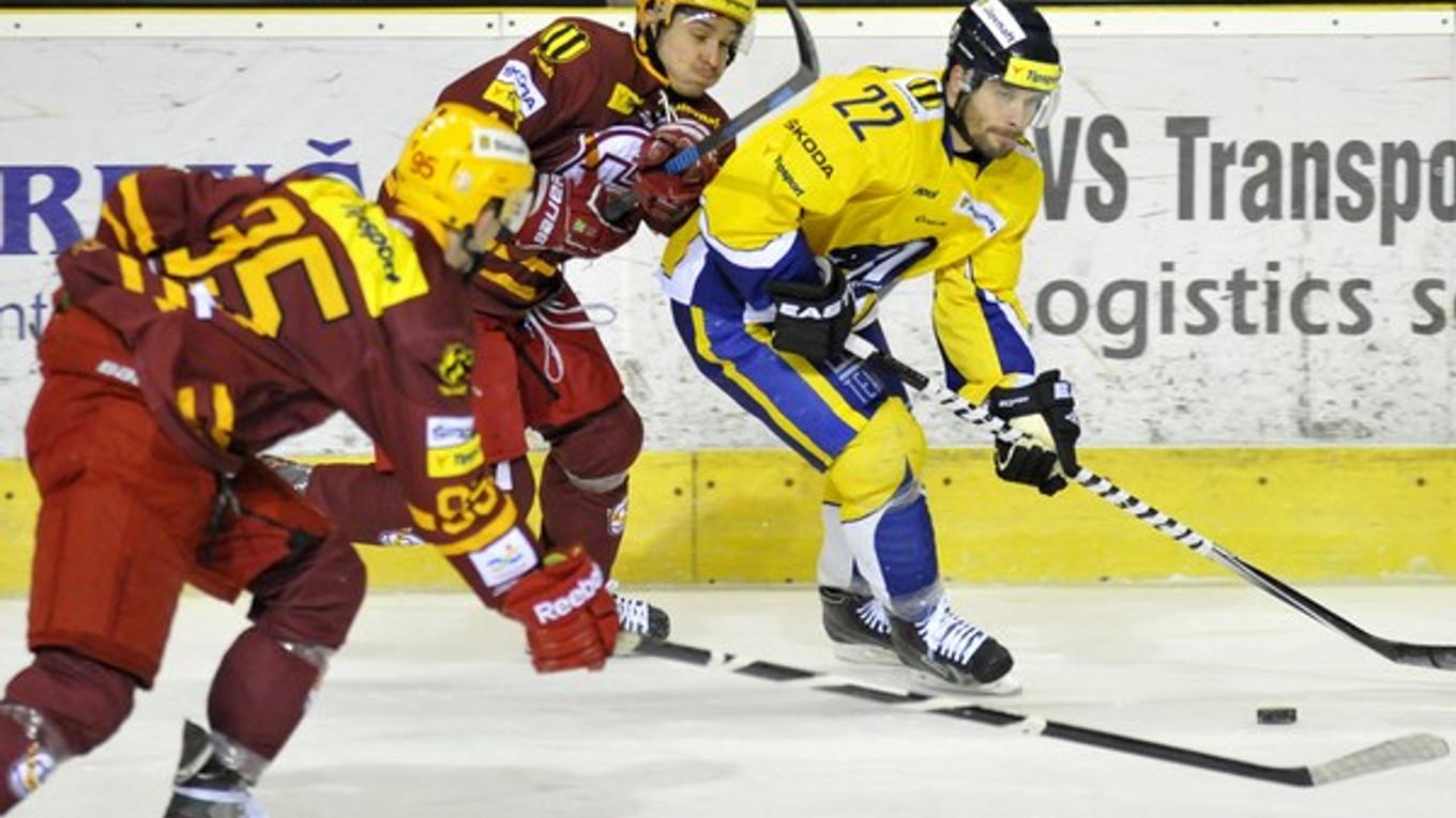 Briestenský (v strede) hrával najvyššiu domácu hokejovú súťaž aj za trenčiansku Duklu.