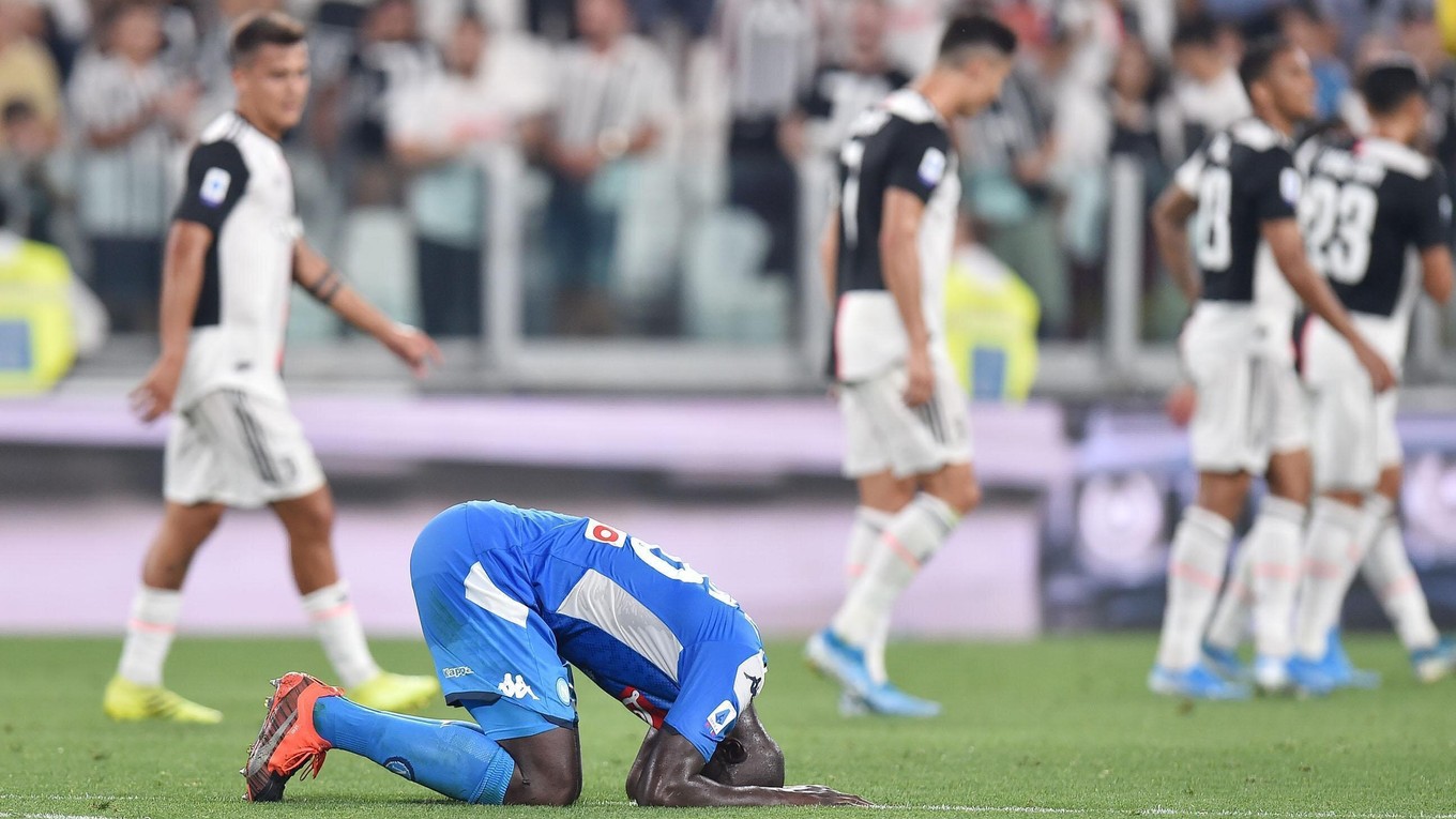 Kalidou Koulibaly z SSC Neapol smúti po zápase s Juventusom Turín.