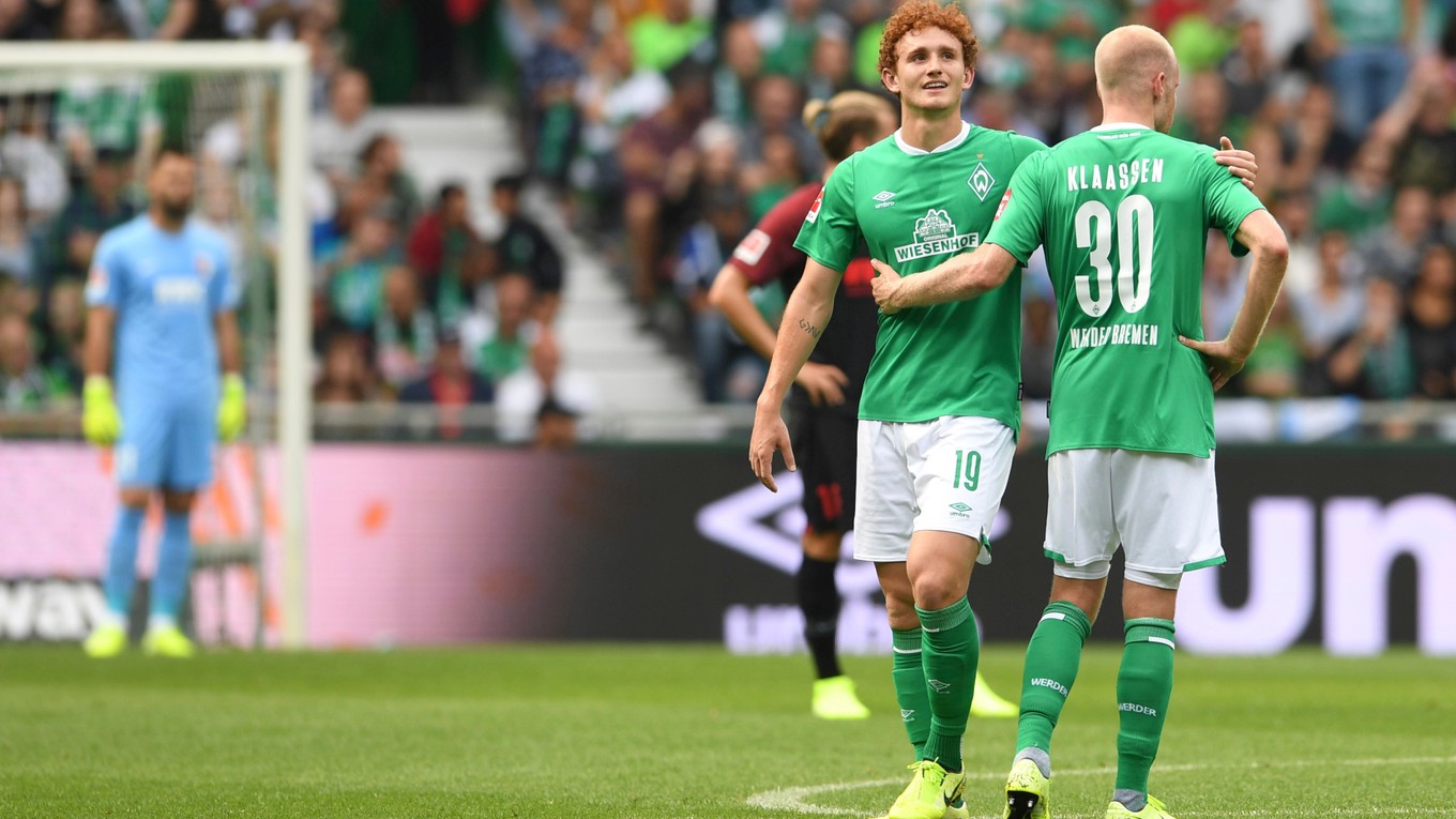 Futbalisti Werderu Brémy Josh Sargent a Davy Klaasen oslavujú druhý gól v zápase proti Augsburgu.