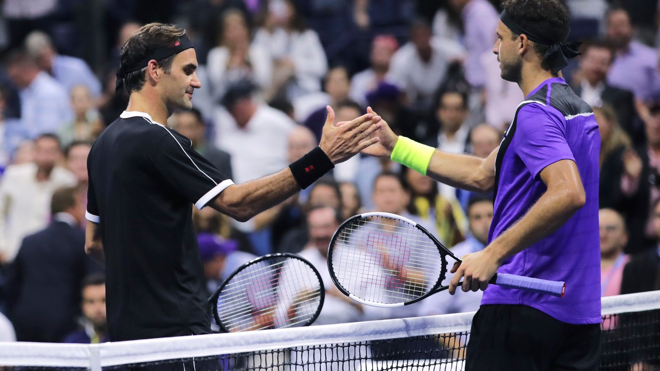 Roger Federer (vľavo) a Grigor Dimitrov po zápase štvrťfinále US Open 2019.