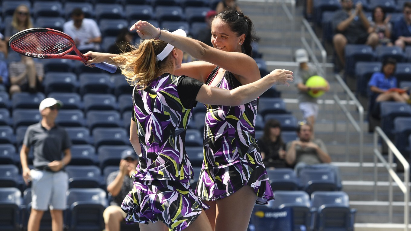 Viktória Kužmová (vpravo) a Bieloruska Alexandra Sasnovičová si na US Open 2019 zahrali v semifinále.