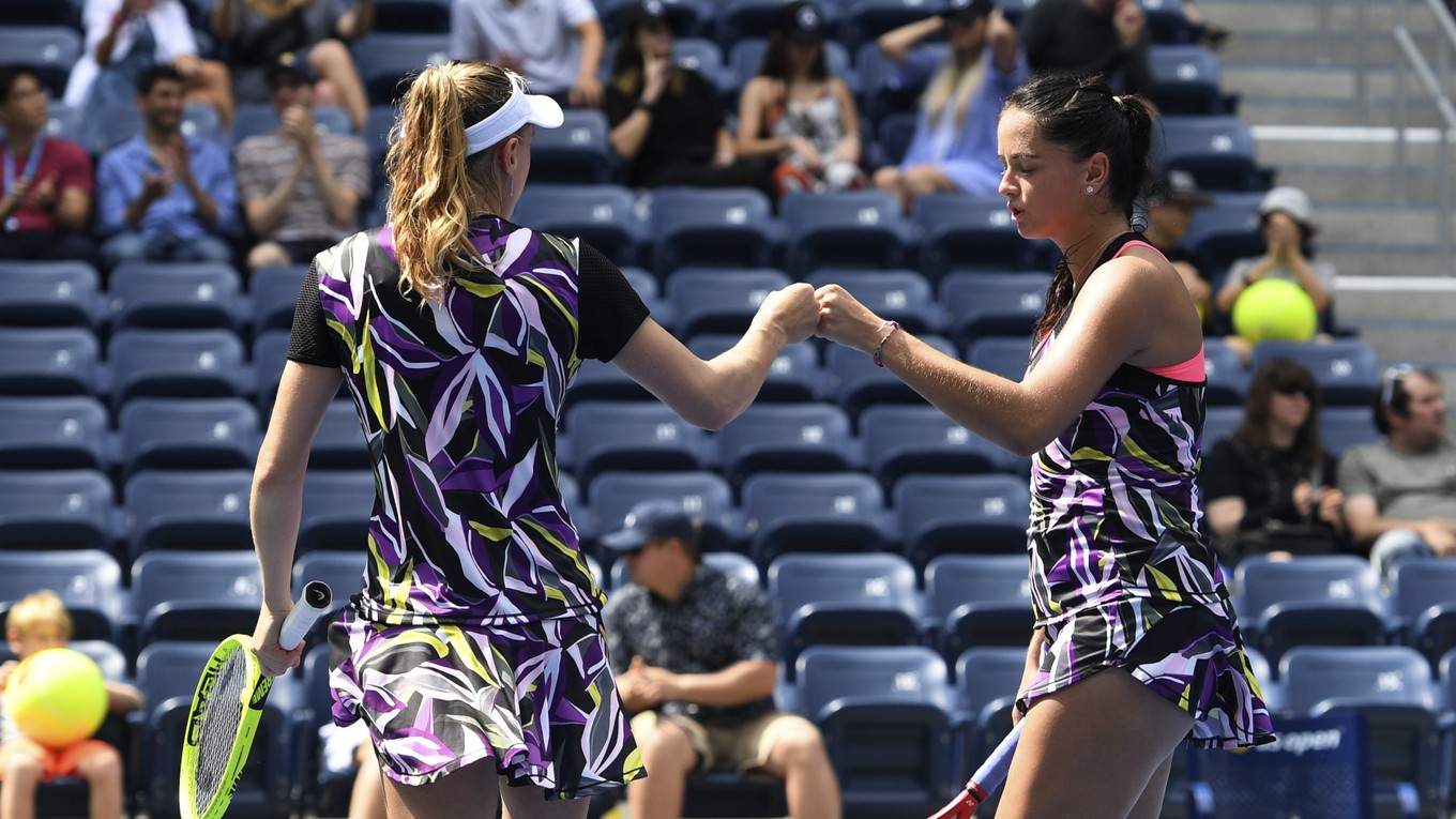  Slovenská tenistka Viktória Kužmová (vpravo) a Bieloruska Alexandra Sasnovičová reagujú po bodovom zisku v zápase proti nasadenej kanadsko-čínskej dvojici Gabriela Dabrowská, I-fan v štvrťfinále štvorhry grandslamového tenisového turnaja US Open 2019.