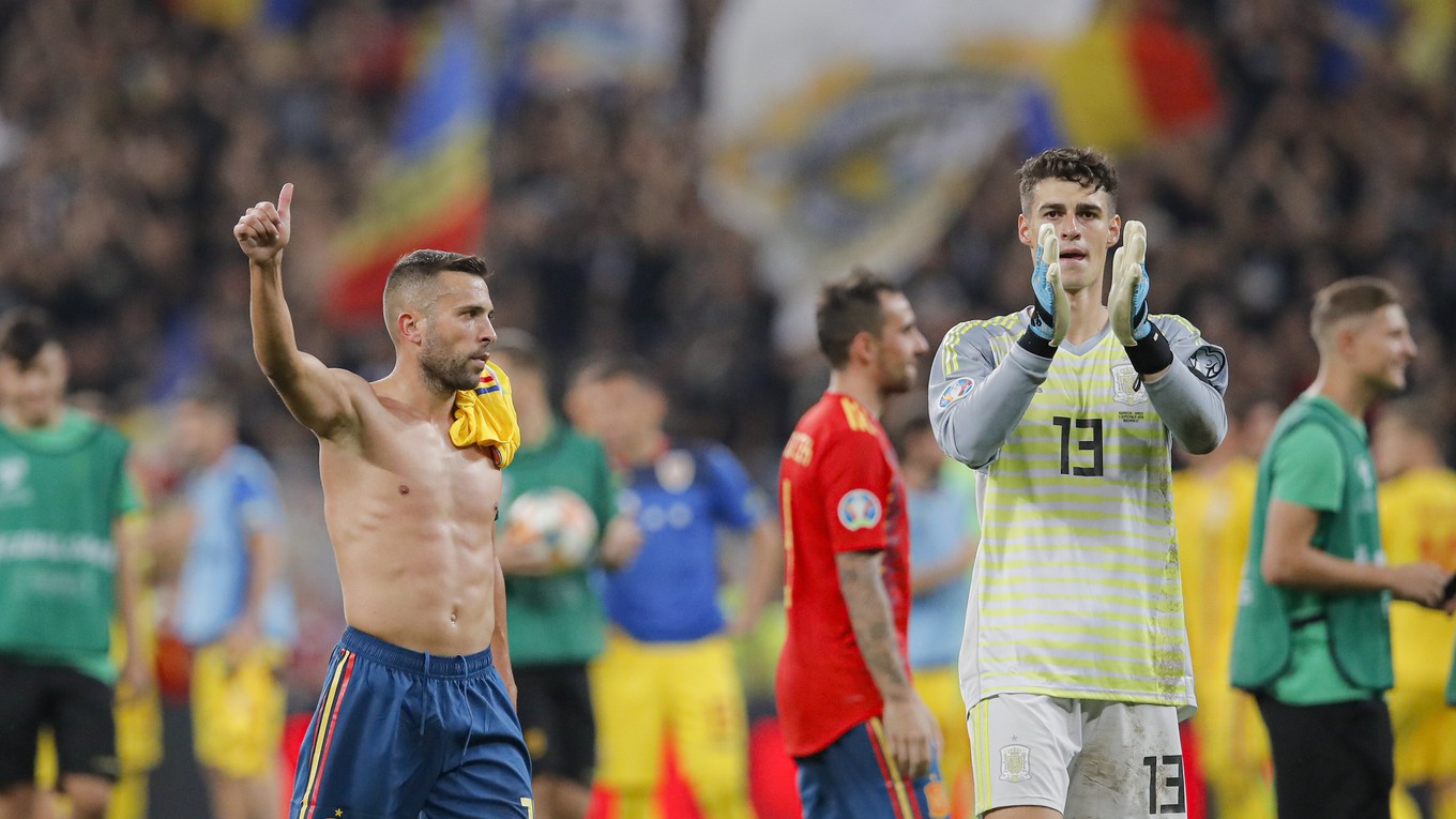 Španielsky futbalista Alvaro Morata a španielsky brankár Kepa ďakujú divákom po kvalifikačnom zápase F-skupiny EURO 2020 Rumunsko - Španielsko.