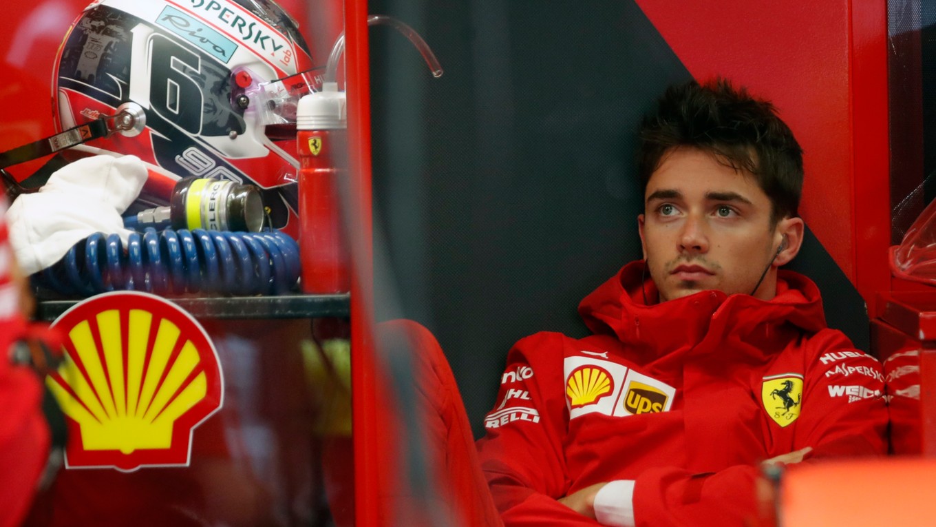Charles Leclerc zo stajne Ferrari.