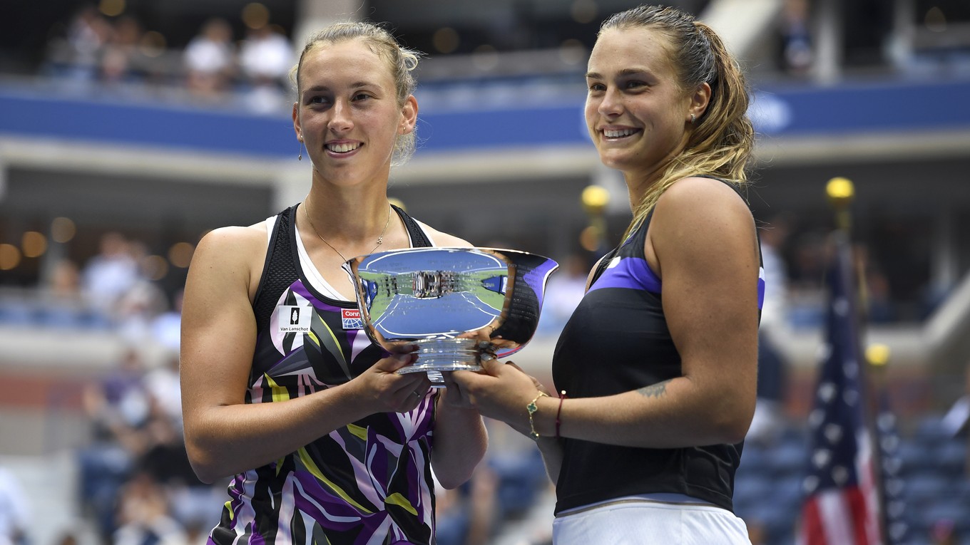 Elise Mertensová (vľavo) spolu s Arenou Sabalenkovou zvíťazili vo finále štvorhry na US Open 2019.