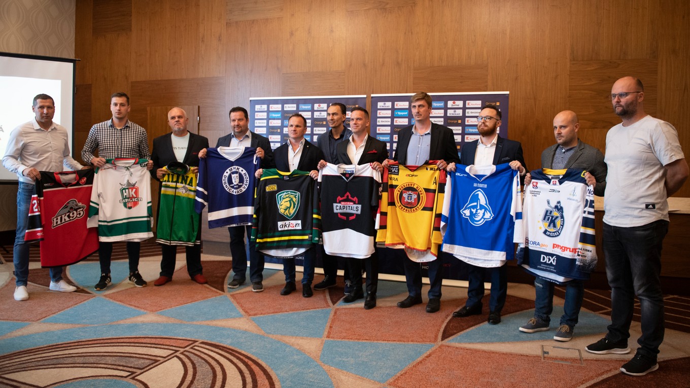 Predstavitelia hokejových klubov, ktoré budú pôsobiť v Slovenskej hokejovej lige.