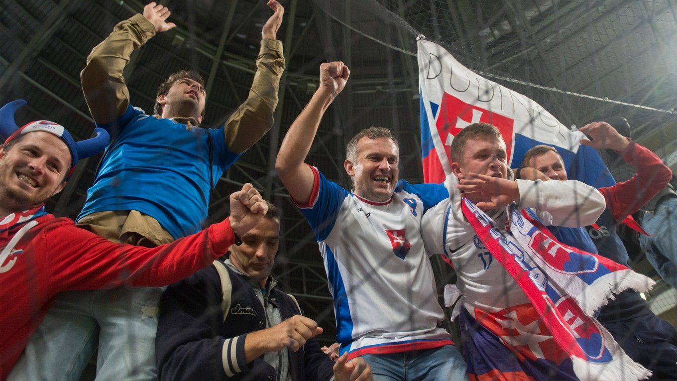 Fanúšikovia Slovenska počas kvalifikačného zápasu proti Maďarsku.