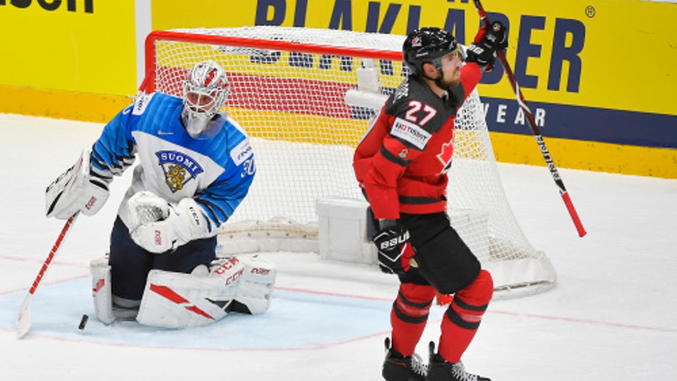 Shea Theodore (vpravo) počas finále MS v hokeji 2019 proti Fínsku.