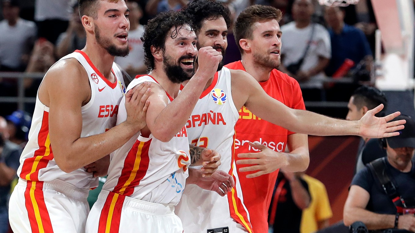 Basketbalisti Španielska v semifinále MS v basketbale 2019 proti Austrálii.