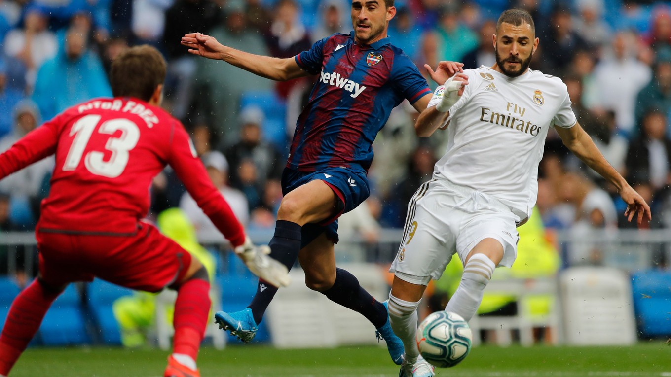 Karim Benzema (vpravo) v zápase 4. kola La Ligy 2019/2020 Real Madrid - UD Levante.