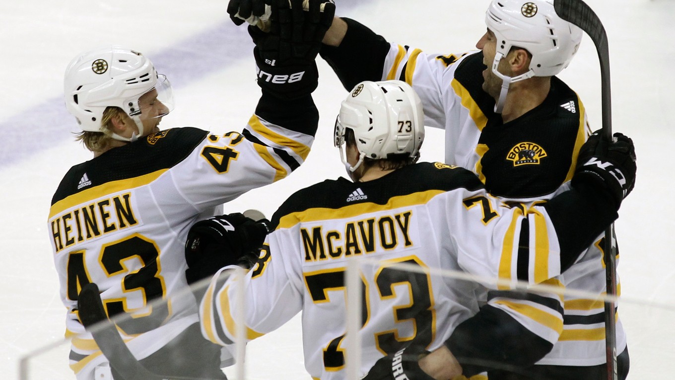 Charlie McAvoy (v strede) podpísal novú zmluvu s Bostonom Bruins.