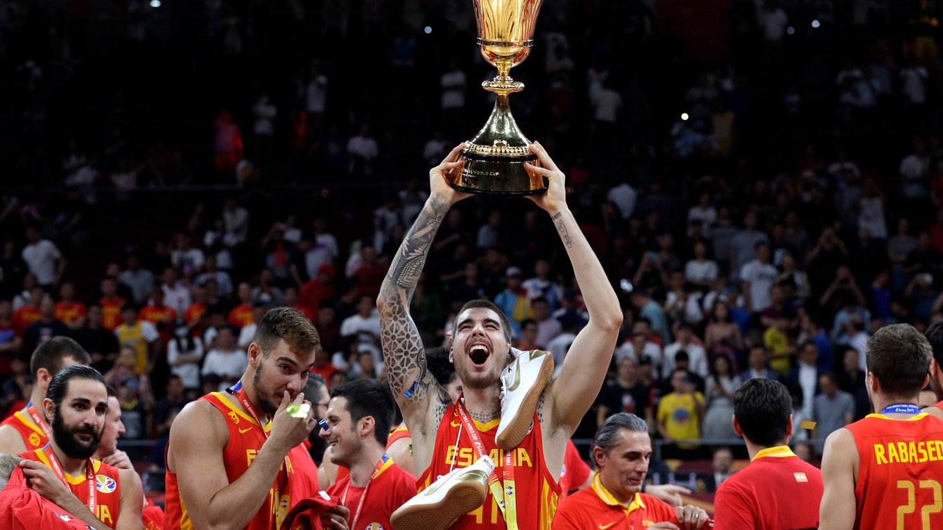 Juancho Hernangomez zdvíha trofej pre majstrov sveta v basketbale.