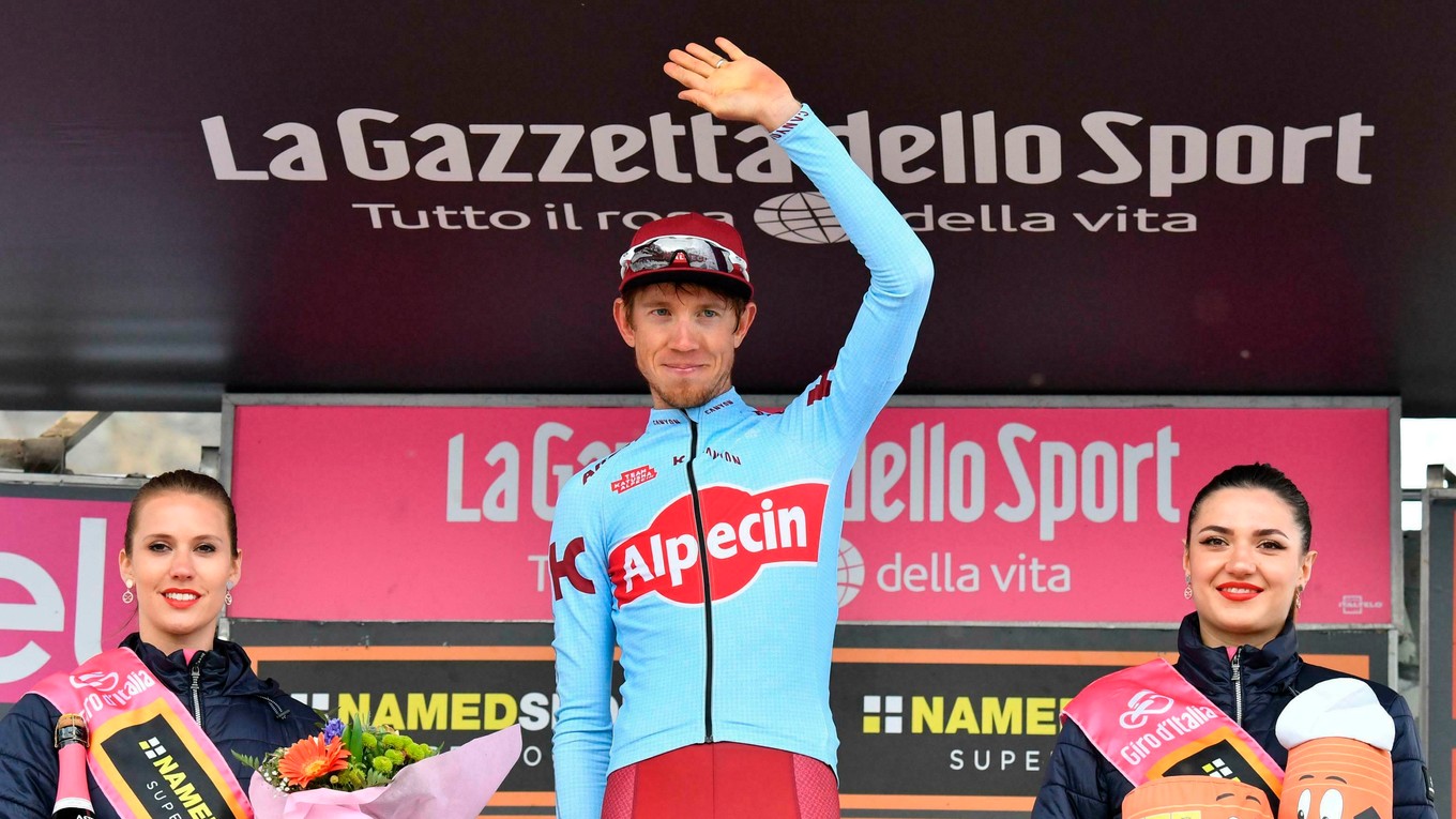 Ilnur Zakarin na pódiu počas Giro d'Italia v drese Kaťuše-Alpecin.