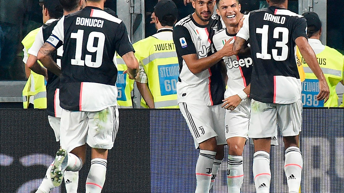 Cristiano Ronaldo a spoluhráči z Juventusu Turín na archívnej snímke zo zápasu talianskej Serie A.