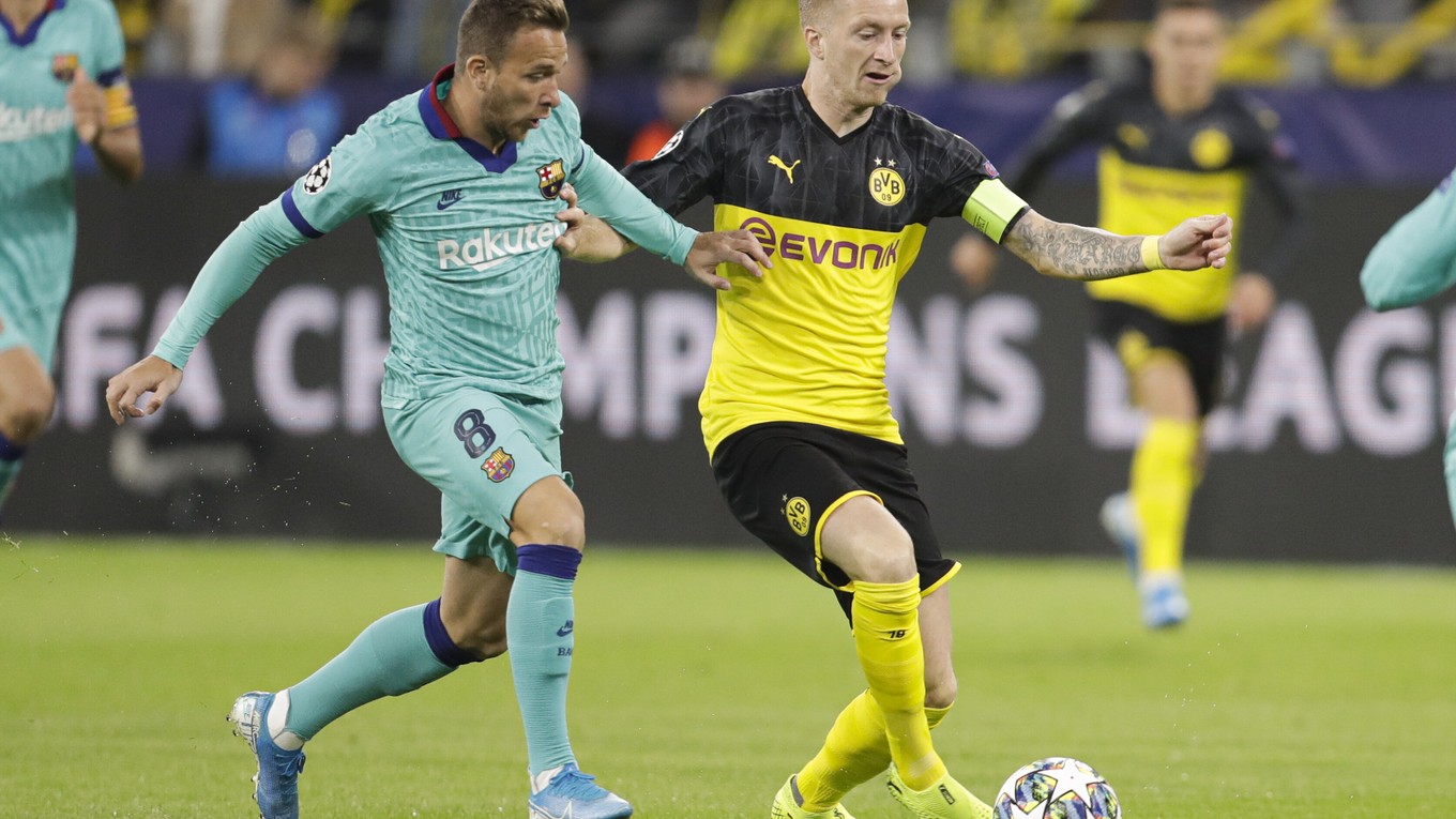 Arthur (vľavo) a Marco Reus v zápase F skupiny Ligy majstrov 2019/2020 Borussia Dortmund a FC Barcelona.
