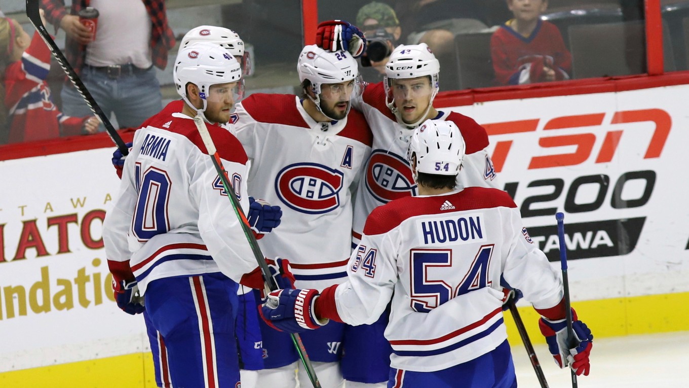 Hráči Montrealu Canadiens sa radujú z víťazstva nad Ottawou Senators.