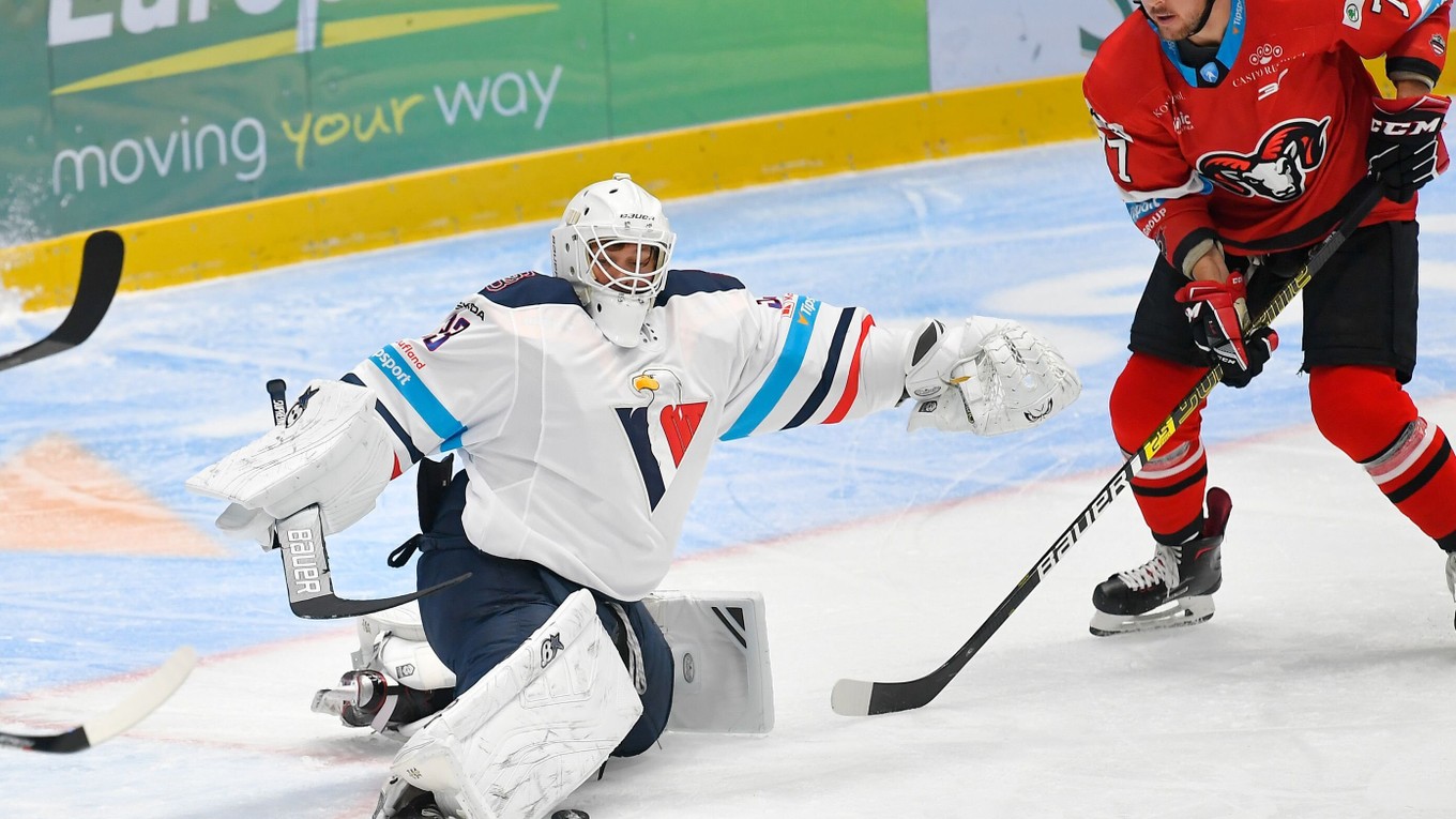 Barry Brust (vľavo) a Mitch Wahl v zápase 5. kola hokejovej Tipsport ligy 2019/2020 HC Slovan Bratislava - HC'05 iClinic Banská Bystrica.