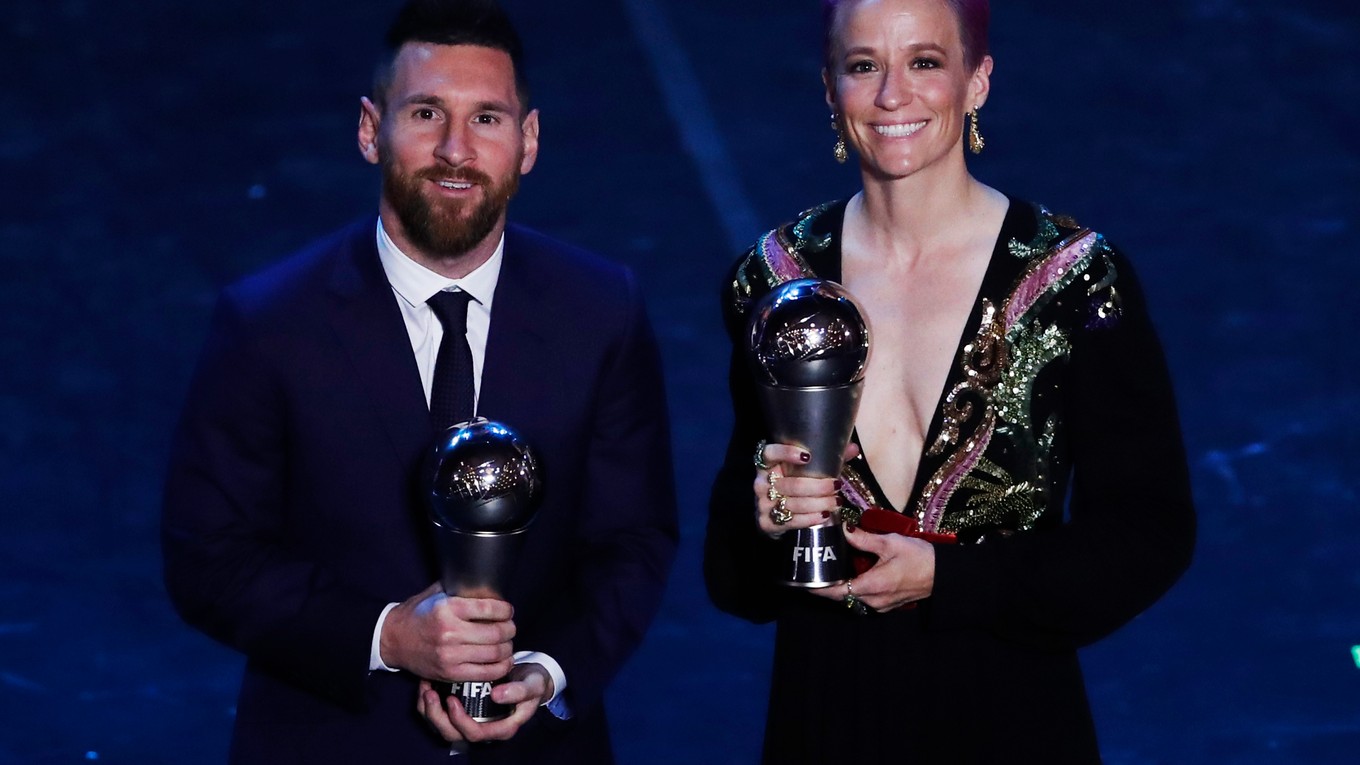 Lionel Messi a Megan Rapinoeová pózujú s cenami pre víťazov ankety FIFA.