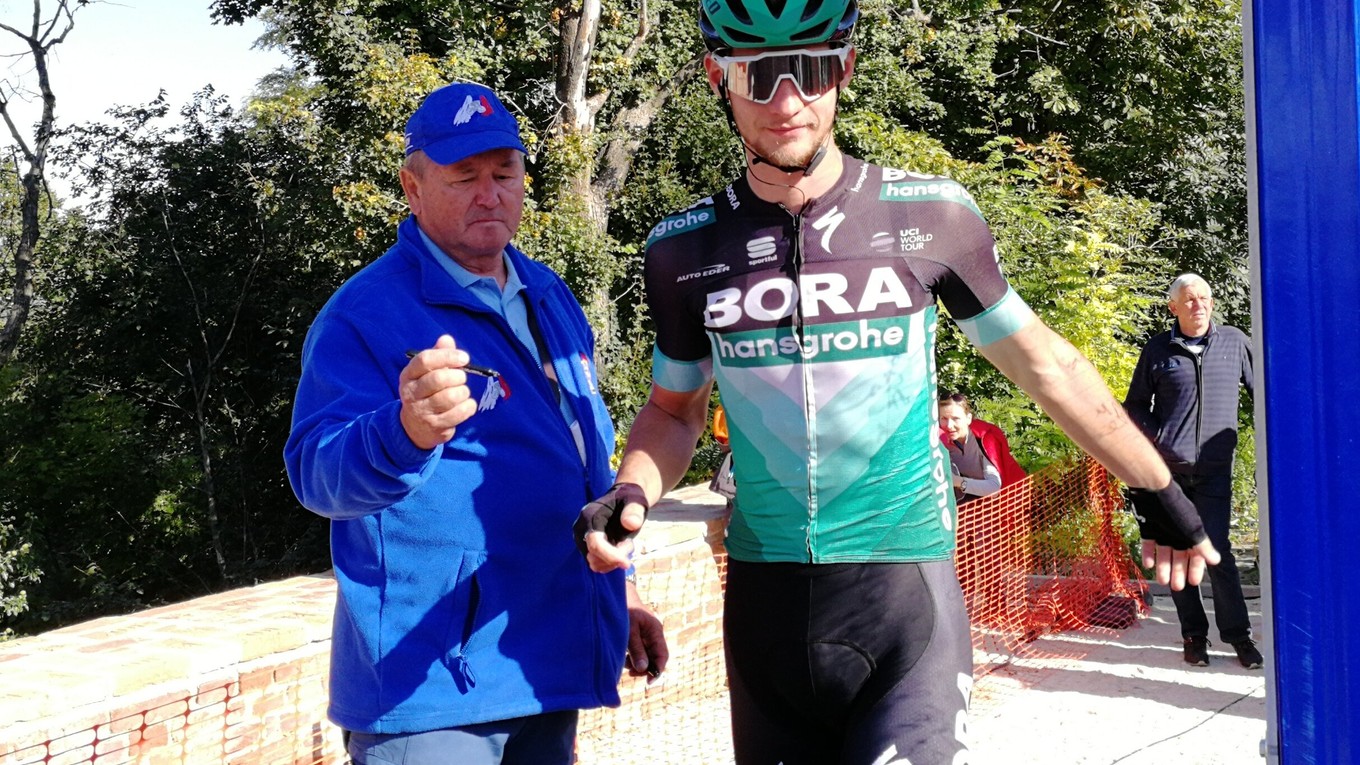 Rozhodca Milan Brutovský pred štartom etapy na pretekoch Okolo Slovenska s Erikom Baškom.